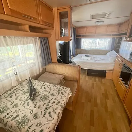 Sea Caravan/camper On The Къмпинг Китен